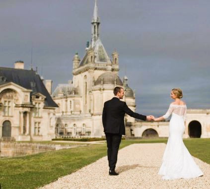 chateau et mariés